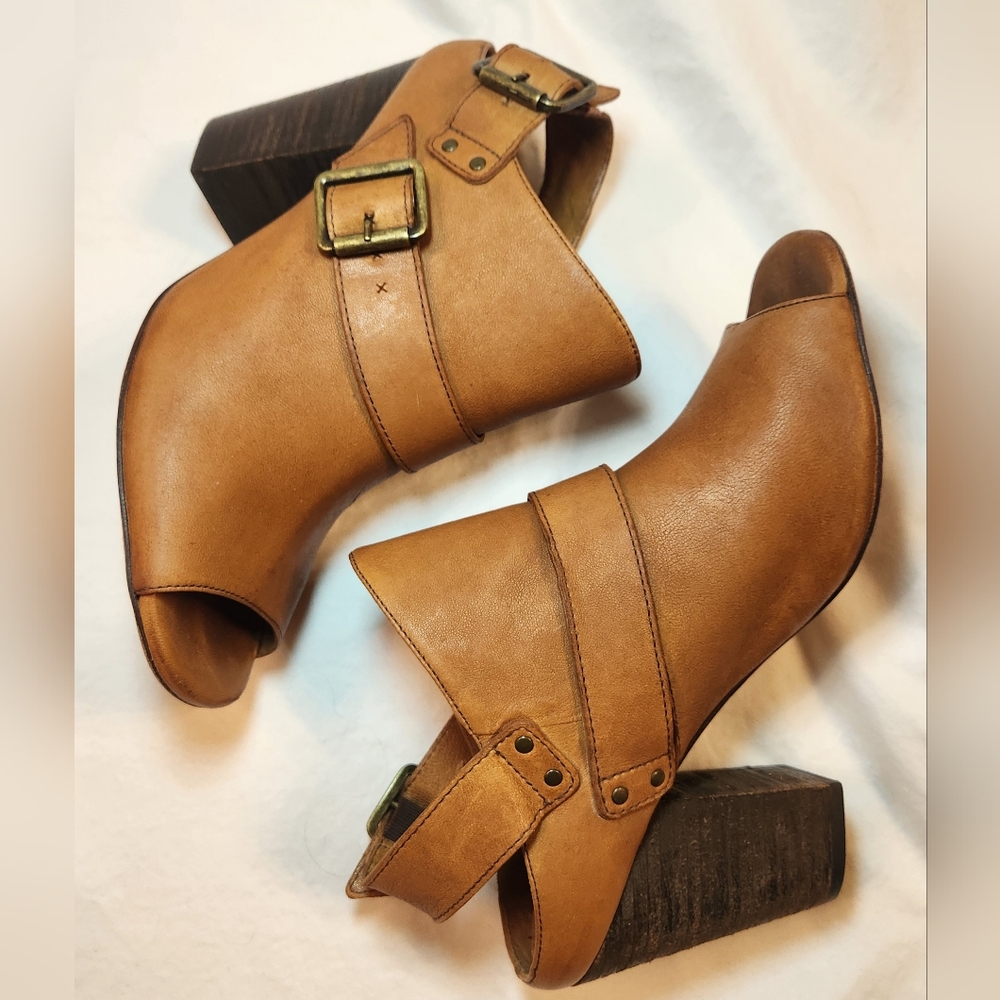 Trask Miriam leather stacked heel sandals size‎ 7 tan